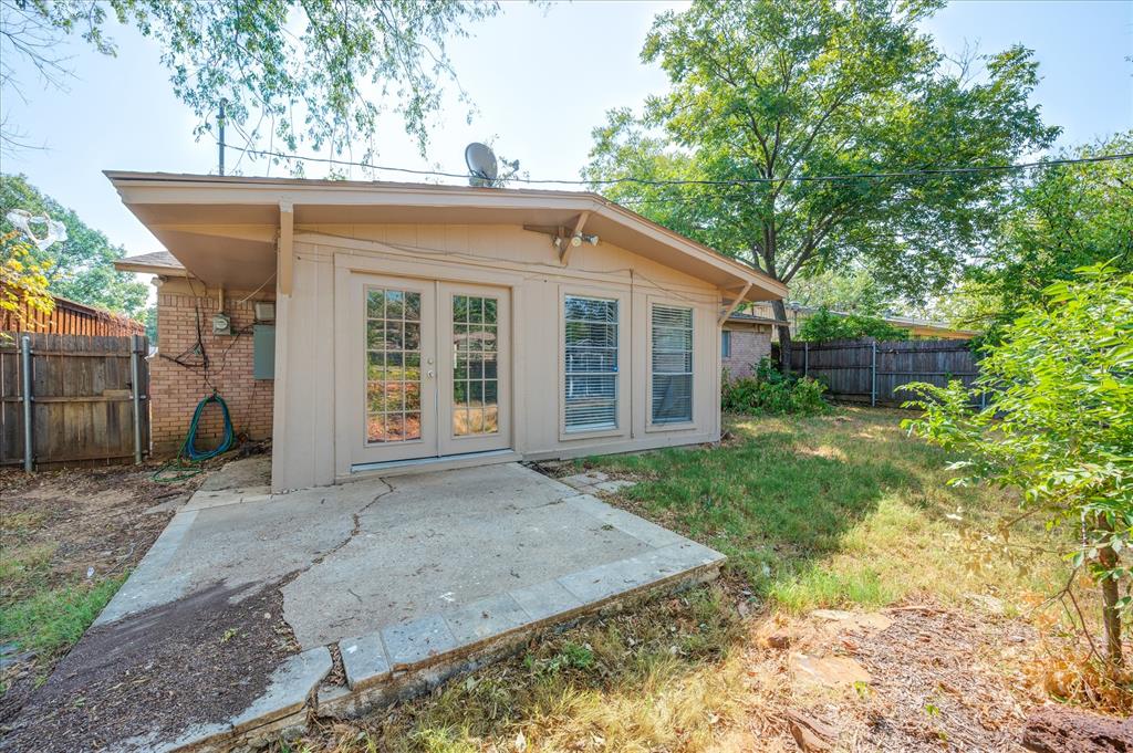 1902 Alan-A-Dale Road Arlington, TX 76013 - Photo 24 of 28 a view of a house with yard and a garden