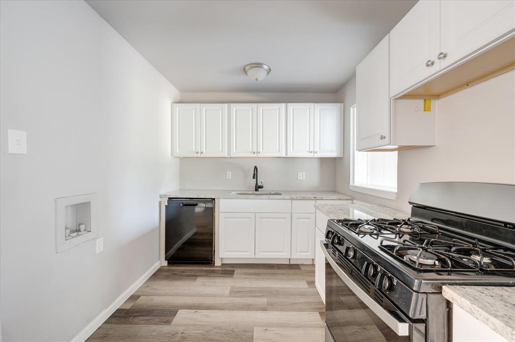 1902 Alan-A-Dale Road Arlington, TX 76013 - Photo 7 of 28 a kitchen with a stove and a sink