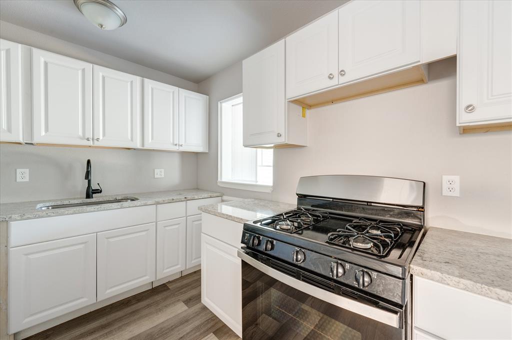 1902 Alan-A-Dale Road Arlington, TX 76013 - Photo 10 of 28 a stove top oven sitting inside of a kitchen