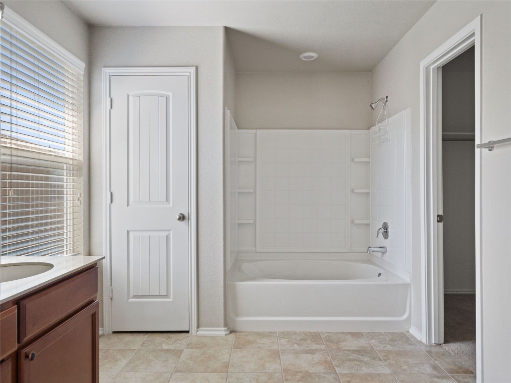 7633 Rio Pass Austin, TX 78724 - Photo 15 of 23 Full bath with vanity and shower combination