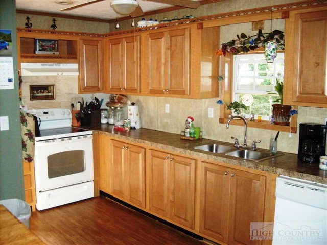 4554 Peoria Road Vilas, NC 28692 - Photo 8 of 29 Gallery Image 8