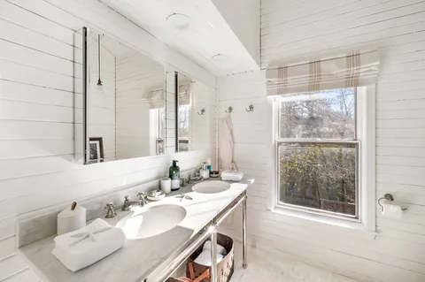 $3,295,000 | 2 Settlers Landing Lane, East Hampton, NY 11937