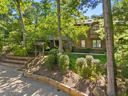 $3,295,000 | 2 Settlers Landing Lane, East Hampton, NY 11937