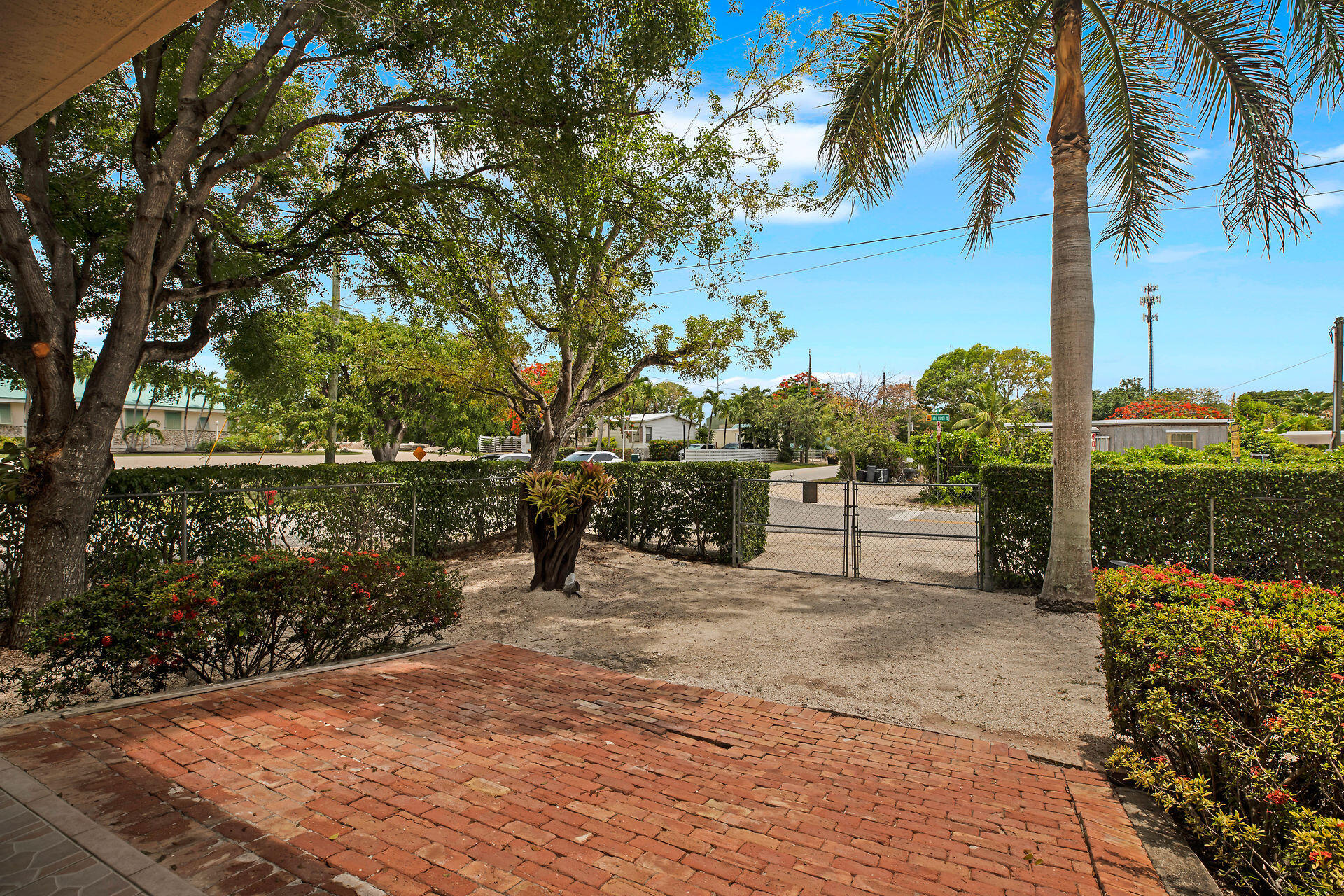 401 Bahia Honda Road Key Largo, FL 33037 - Photo 29 of 36 Driveway
