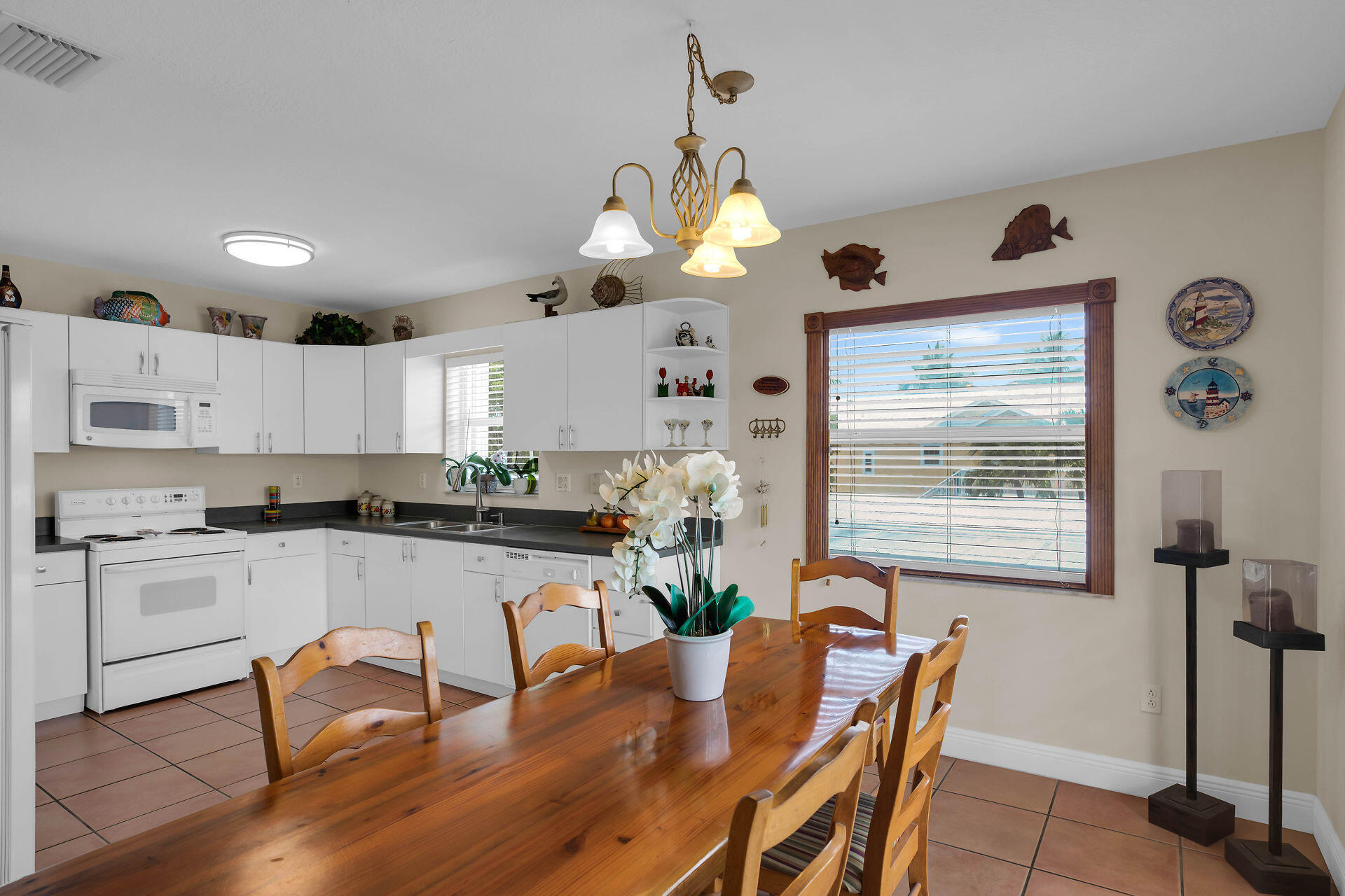 401 Bahia Honda Road Key Largo, FL 33037 - Photo 10 of 36 Kitchen/Dining