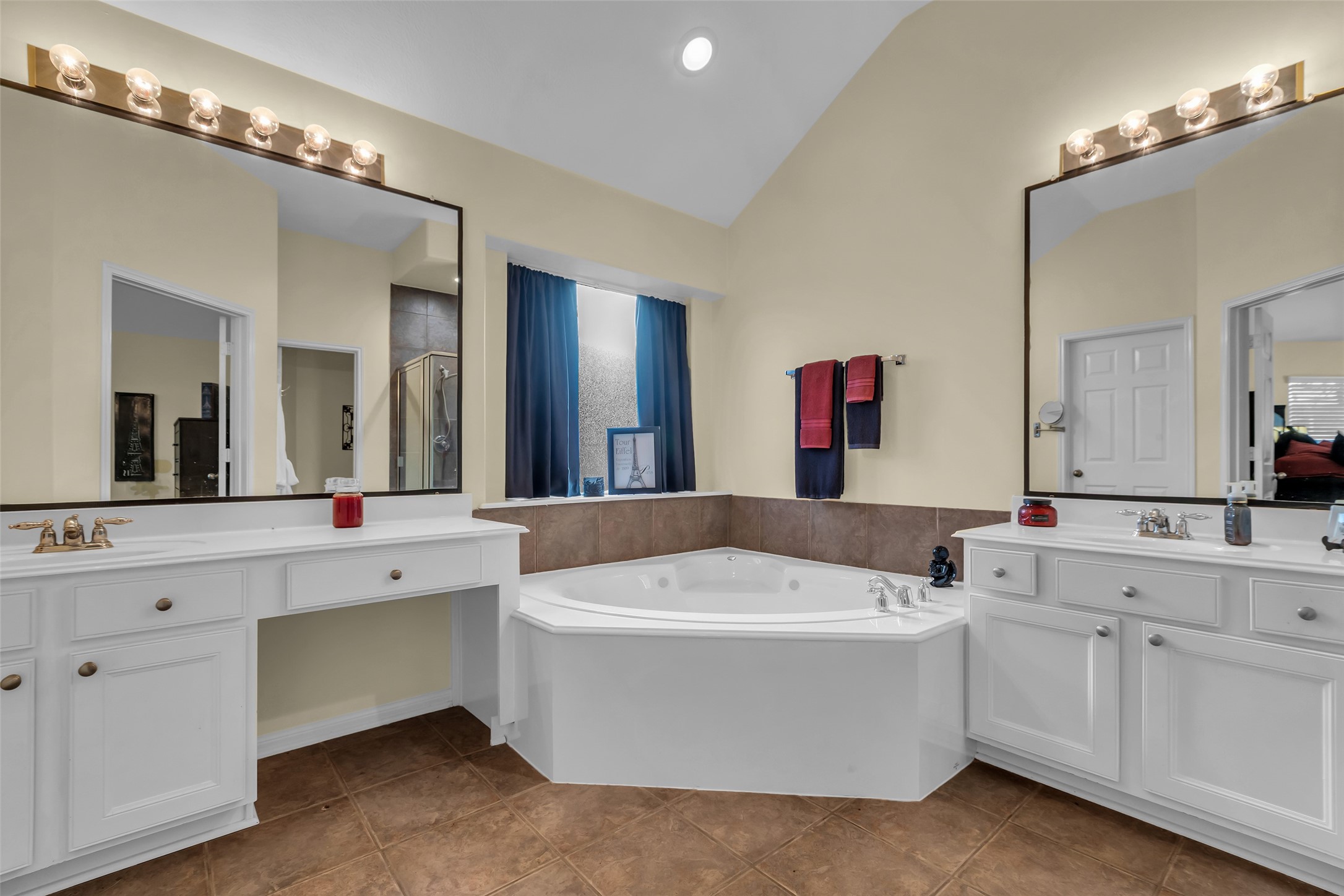 6311 Stone Hill Road Spring, TX 77389 - Photo 16 of 26 a view of a large tub