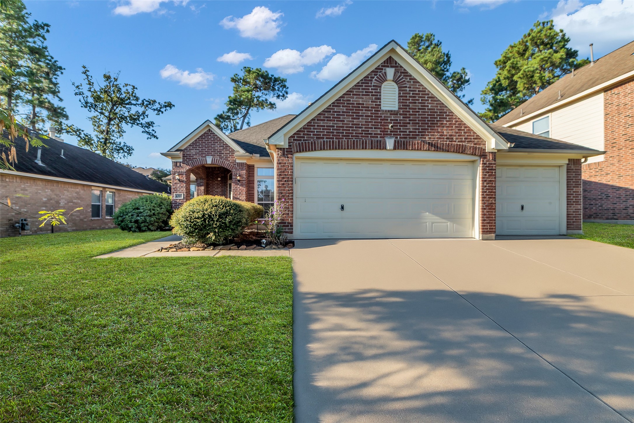6311 Stone Hill Road Spring, TX 77389 - Photo 2 of 26 a front view of house with yard