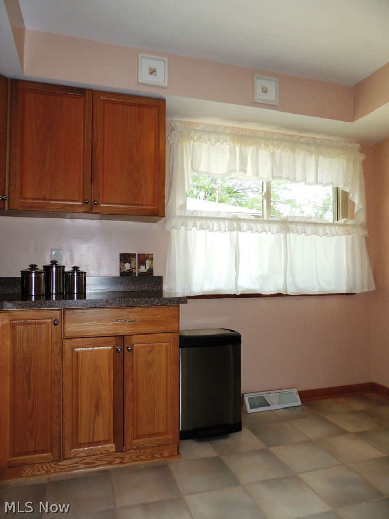7784 Hoertz Road Cleveland, OH 44134 - Photo 3 of 25