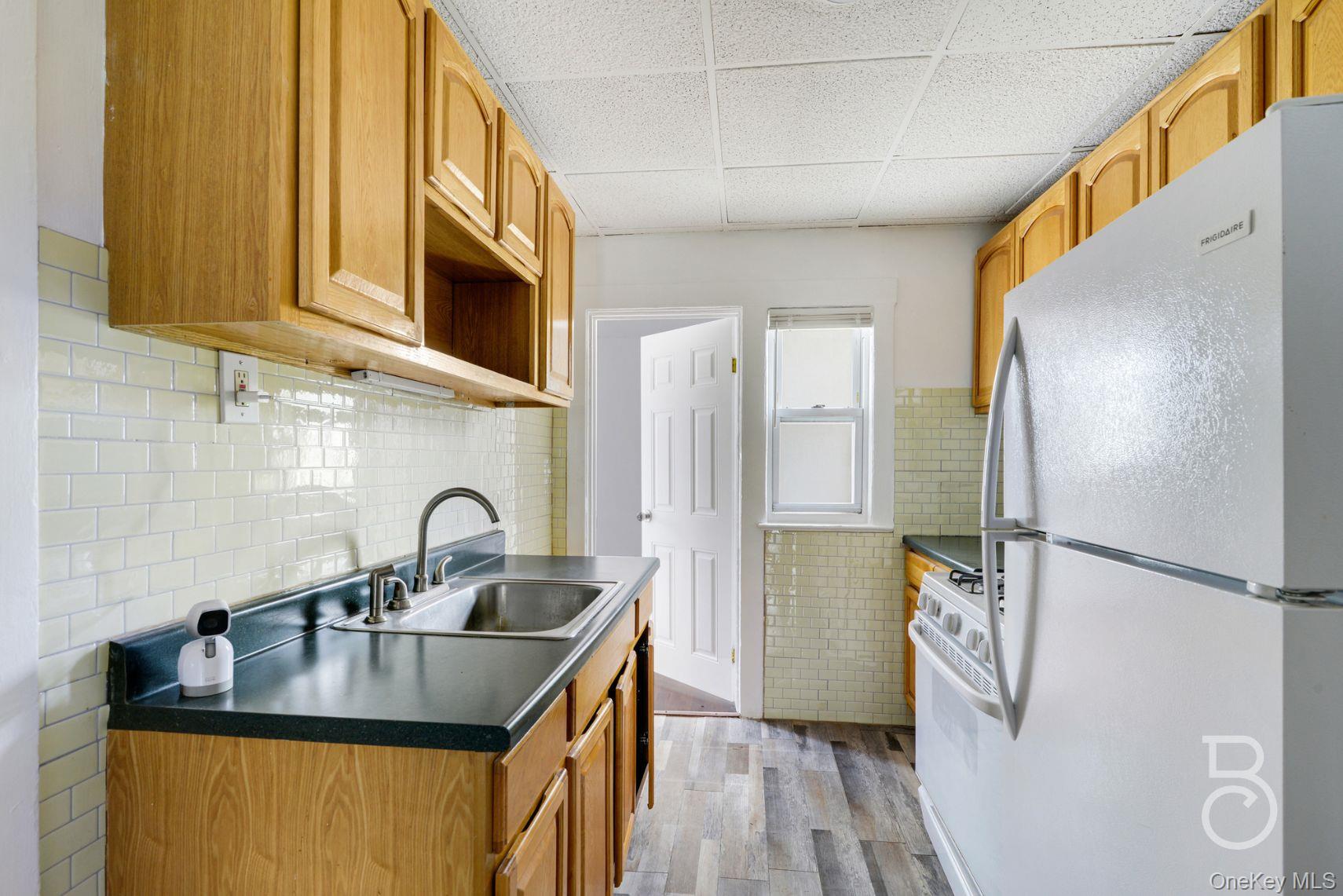 27-12 Ditmars Boulevard Queens, NY 11105 - Photo 7 of 18