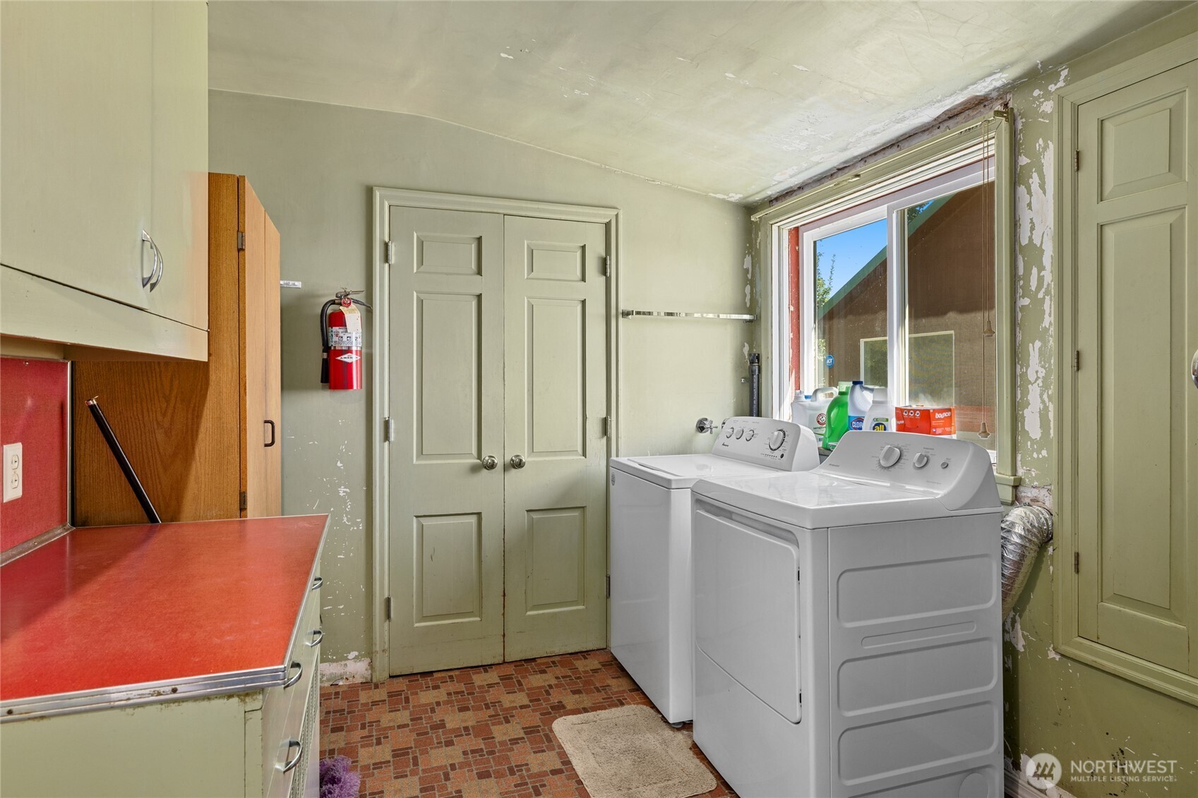 4530 Weaver Road Ellensburg, WA 98926 - Photo 20 of 39 a room that has a sink and a chair in it