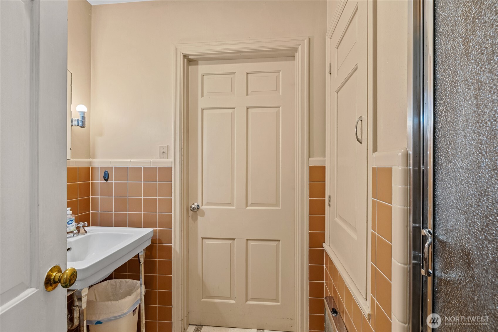 4530 Weaver Road Ellensburg, WA 98926 - Photo 21 of 39 a bathroom with a sink and a mirror
