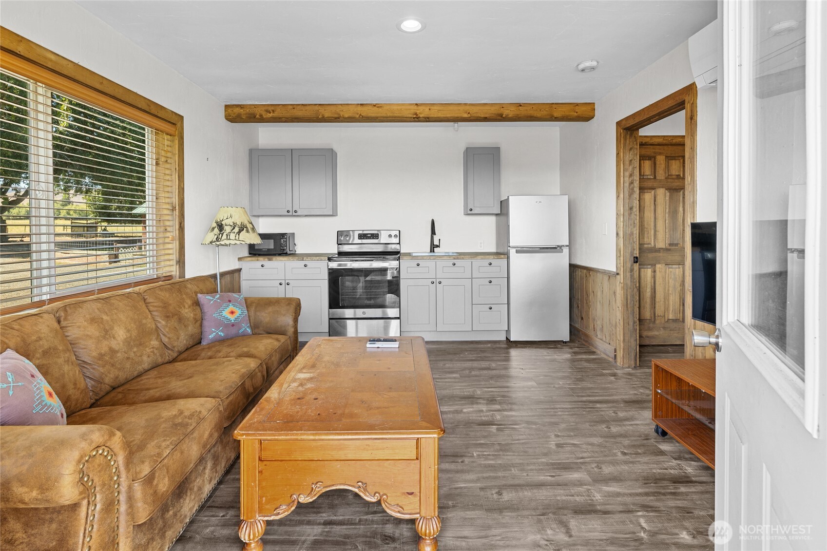 4530 Weaver Road Ellensburg, WA 98926 - Photo 26 of 39 a living room with furniture and kitchen view