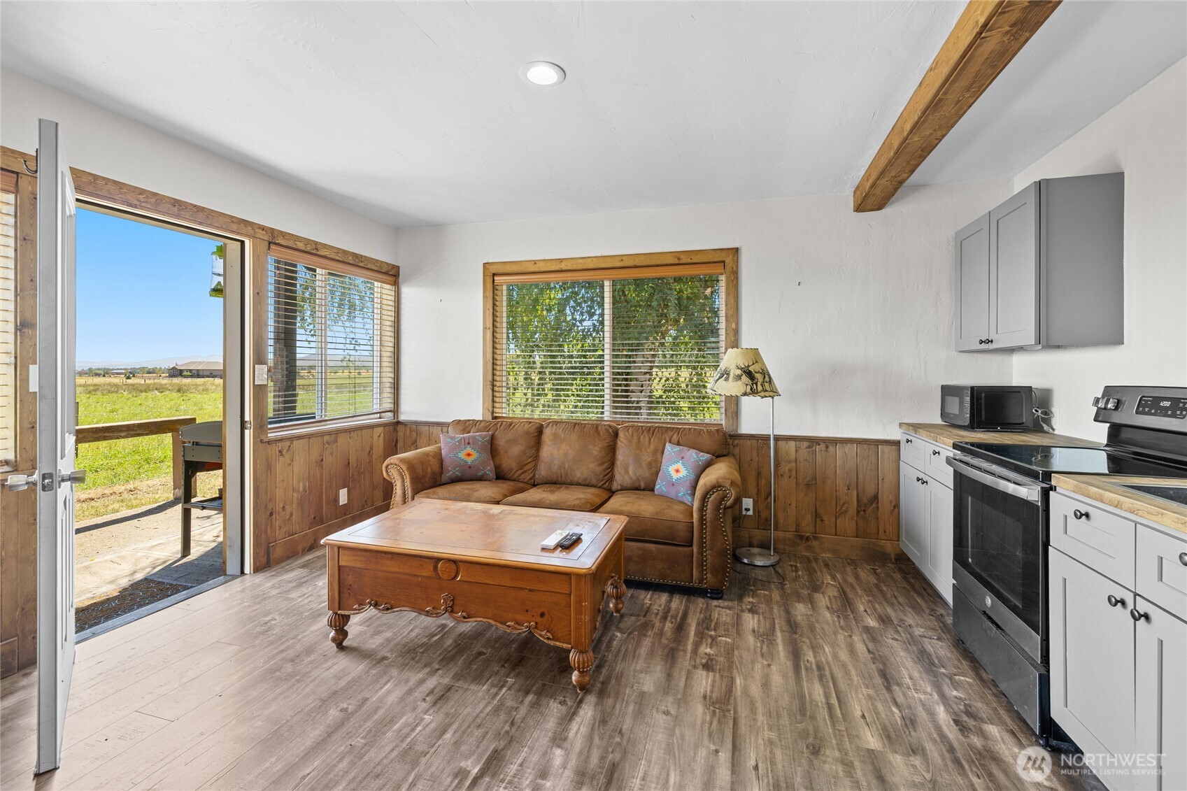 4530 Weaver Road Ellensburg, WA 98926 - Photo 27 of 39 a living room with furniture and a large window