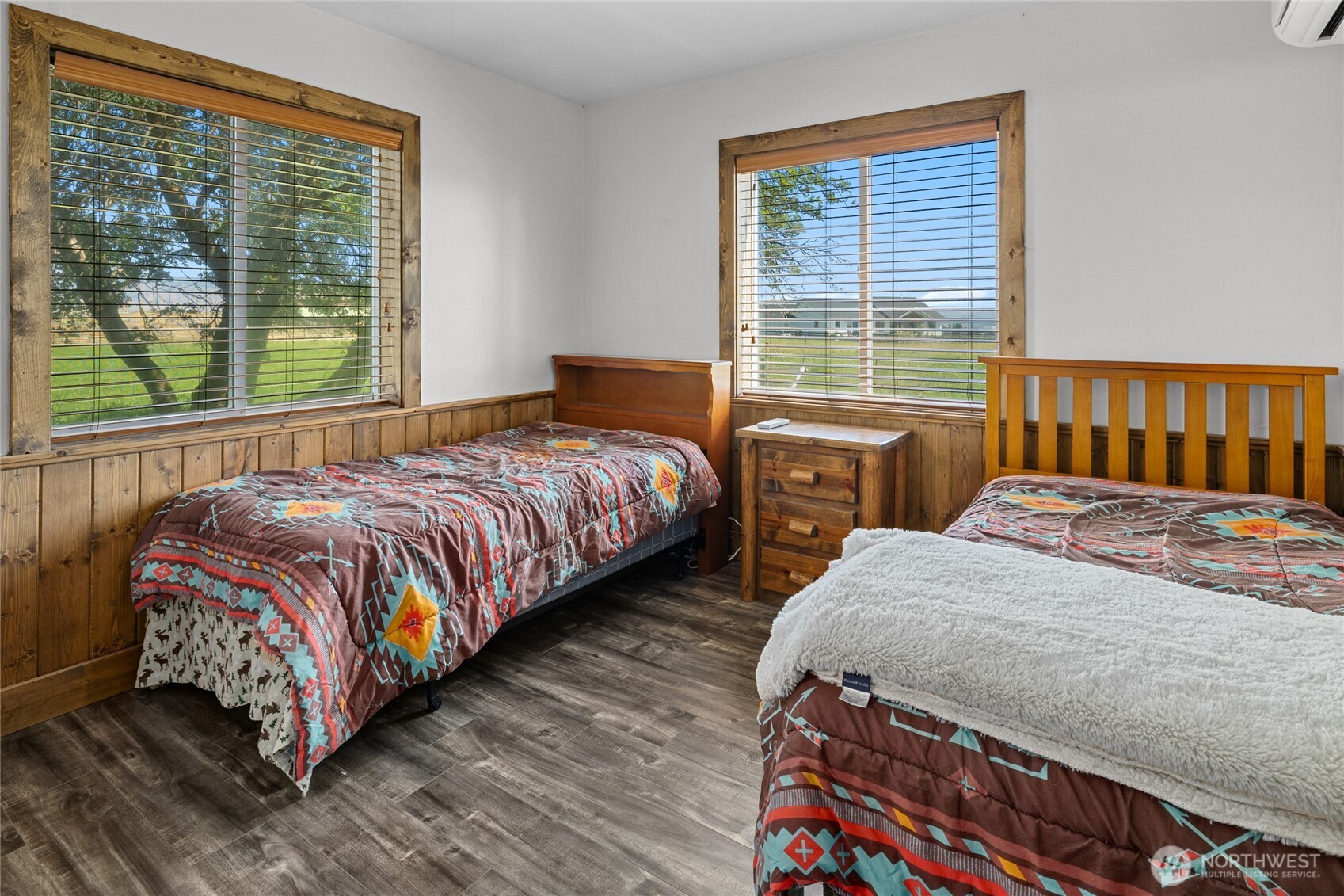 4530 Weaver Road Ellensburg, WA 98926 - Photo 28 of 39 a bedroom with two beds and a large window