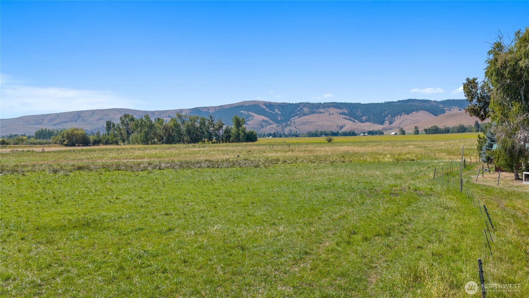 4530 Weaver Road Ellensburg, WA 98926 - Photo 36 of 39 a view of an ocean and a mountain