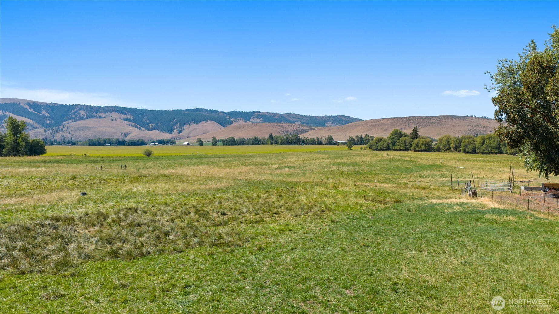 4530 Weaver Road Ellensburg, WA 98926 - Photo 38 of 39 a view of an ocean and a mountain