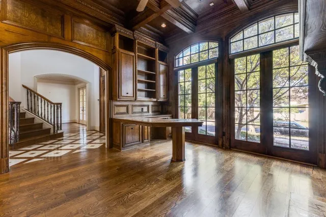 a view of a livingroom with furniture