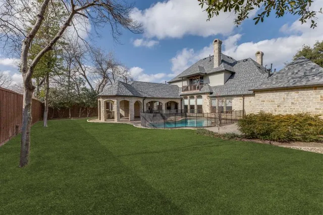 a view of a yard in front of house