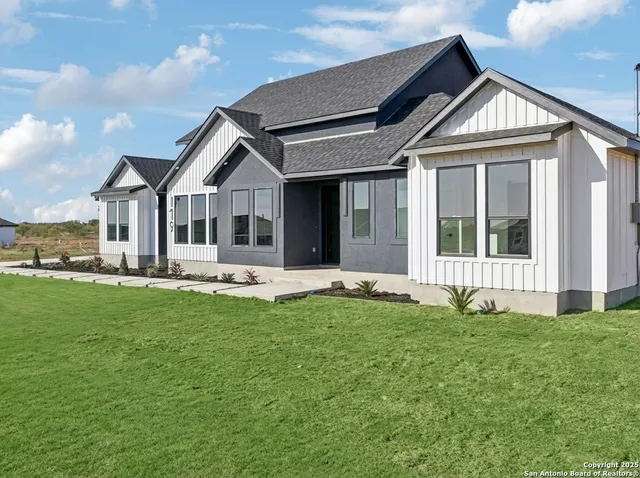 $650,000 | 179 Hidden Ranch Lane, Floresville, TX 78114