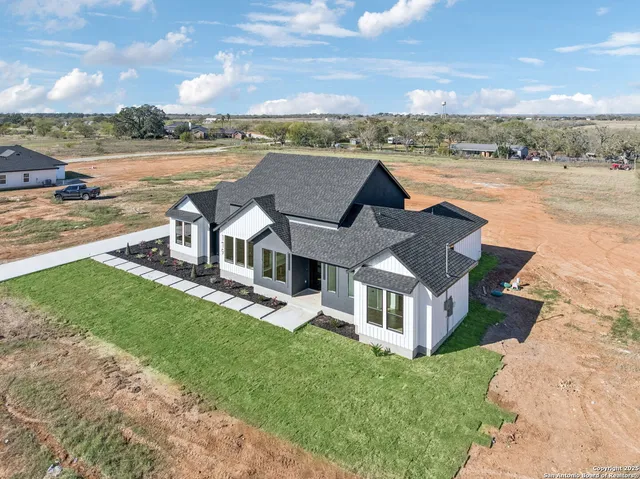$650,000 | 179 Hidden Ranch Lane, Floresville, TX 78114