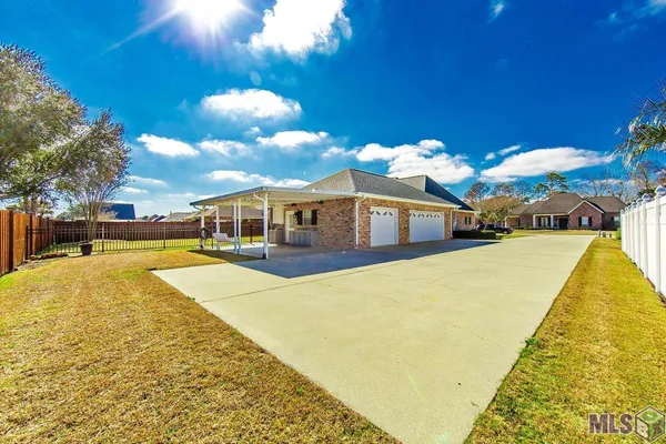 $579,000 | 212 Davis Drive, Thibodaux, LA 70301