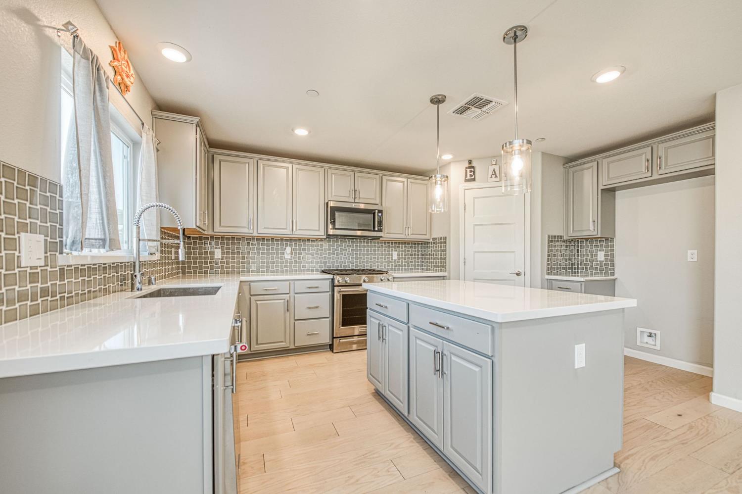 987 North Filbert Avenue Fresno, CA 93727 - Photo 10 of 38