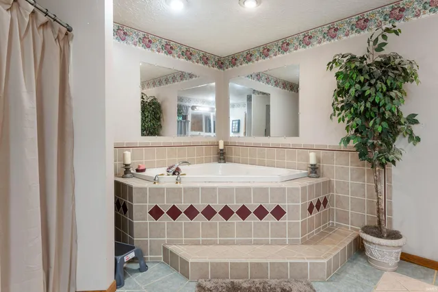 $494,900 | 11817 East Edgewater Road, Albany, IN 47320