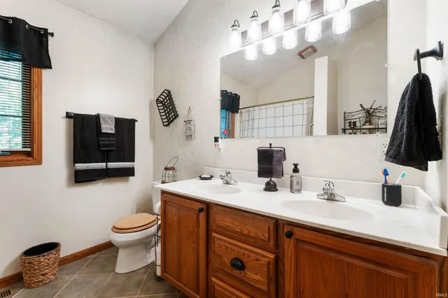 $499,900 | 11817 East Edgewater Road, Albany, IN 47320