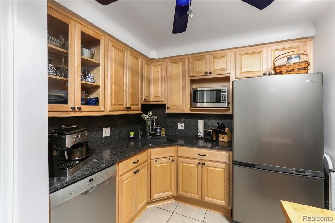 1600 Roslyn Road Grosse Pointe, MI 48236 - Photo 12 of 24 Kitchen3.jpg