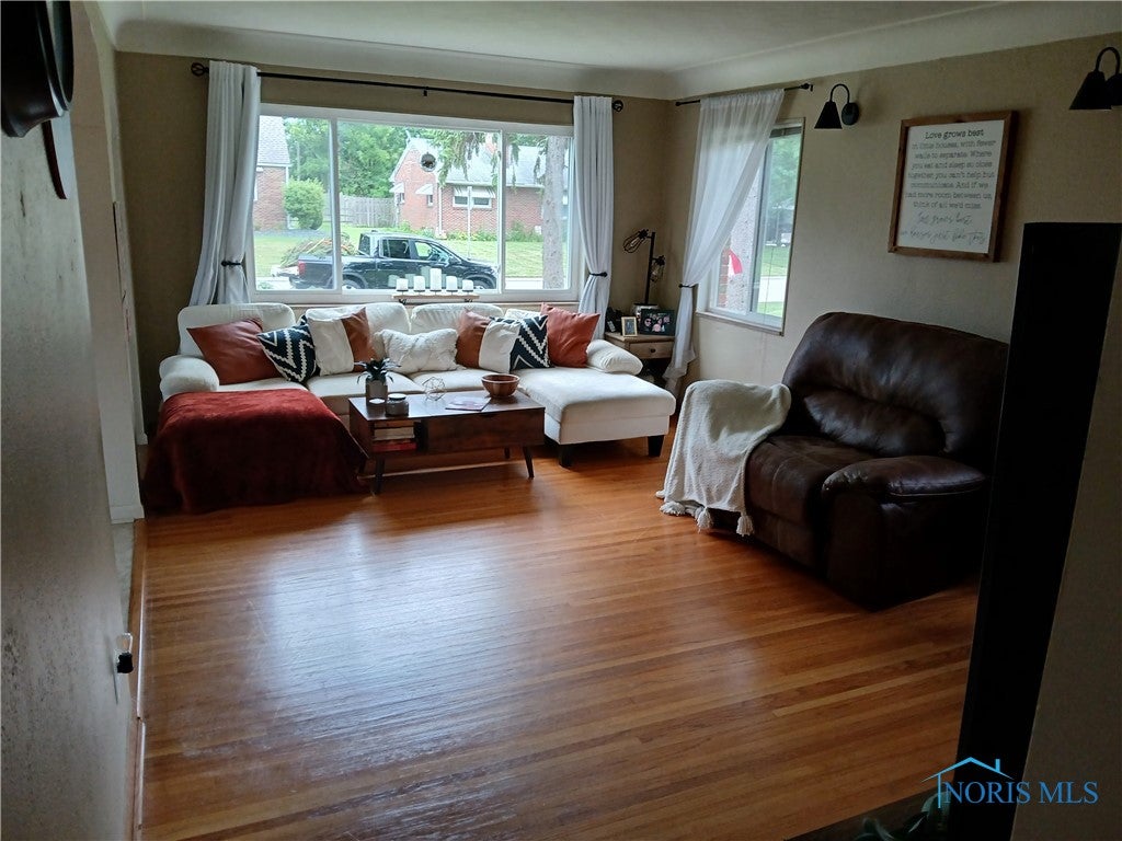 848 Athens Road Oregon, OH 43616 - Photo 11 of 41 Living room