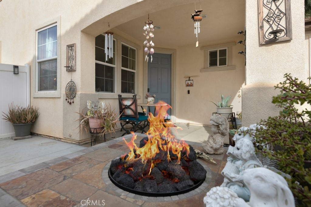130 Daylily Drive Perris, CA 92571 - Photo 5 of 43 a vase of flowers sitting on a table