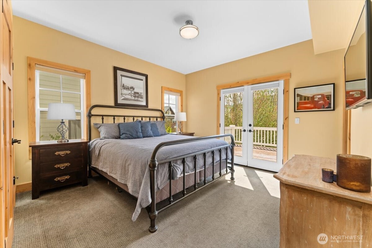 108 Jackrabbit Lane Chelan, WA 98816 - Photo 21 of 40 a bedroom with a bed and window