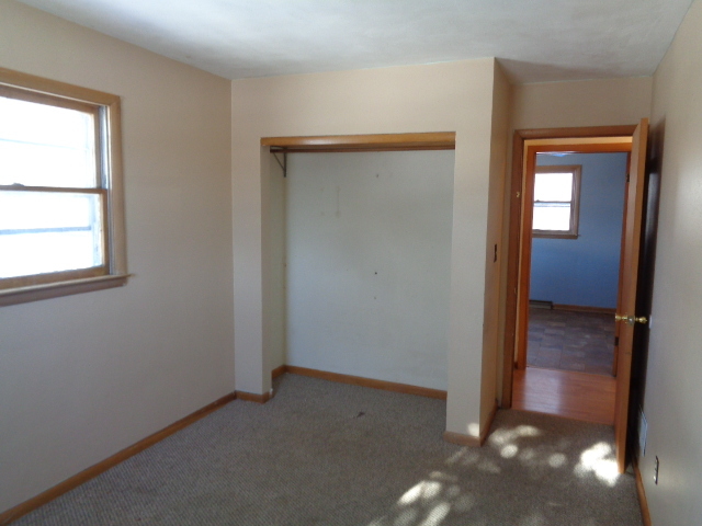 413 Phyllis Avenue Rochelle, IL 61068 - Photo 13 of 17 an empty room that has a window