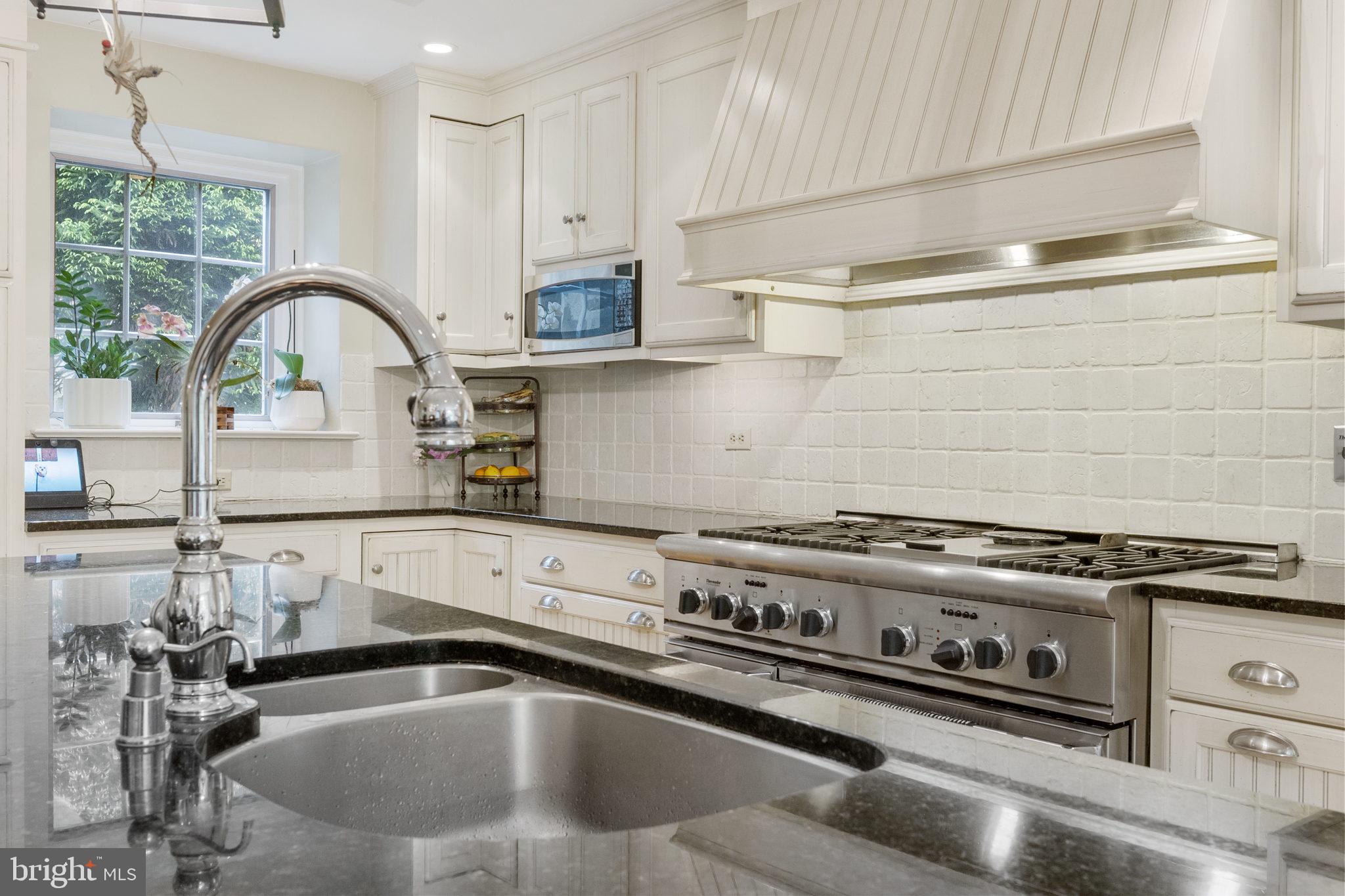 569 County Line Road Wayne, PA 19087 - Photo 20 of 64 Chefs Delight with gas 6- Burner Thermador Oven