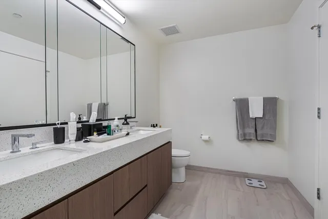 $4,390 | 164 North Peoria Street, Unit 4004, Chicago, IL 60607