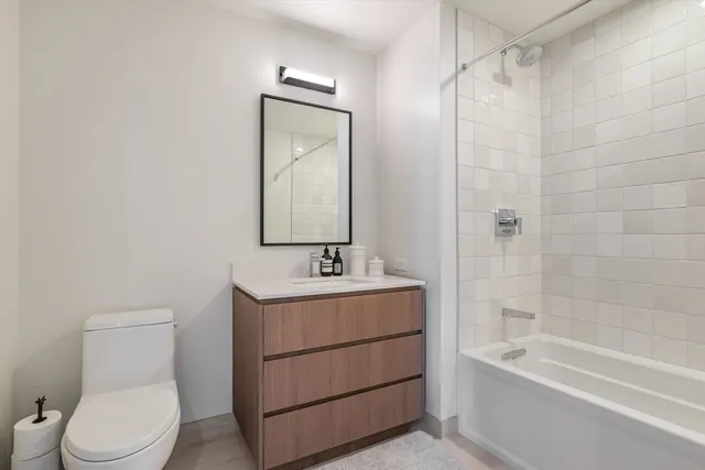 $4,390 | 164 North Peoria Street, Unit 4004, Chicago, IL 60607