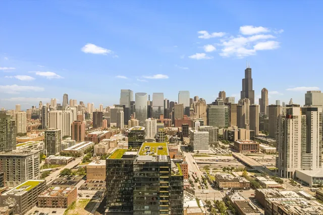 $4,390 | 164 North Peoria Street, Unit 4004, Chicago, IL 60607