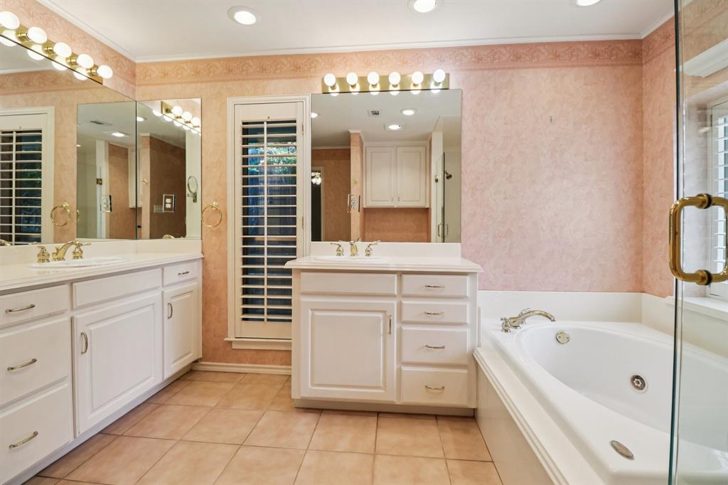 1015 Crowley Road Arlington, TX 76012 - Photo 21 of 36 a bathroom with a bathtub sink and mirror