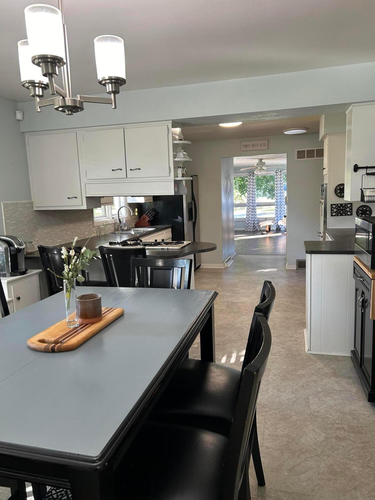 312 South Home Road Mansfield, OH 44906 - Photo 15 of 33 15 Dining and kitchen