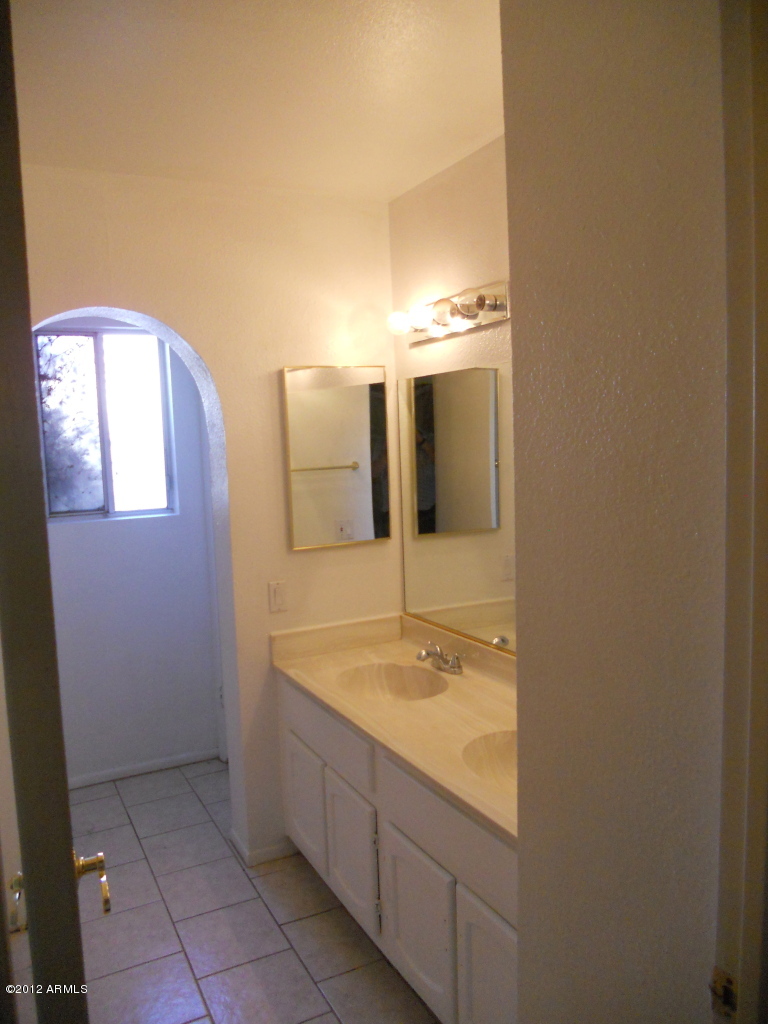 Large bath with two sinks