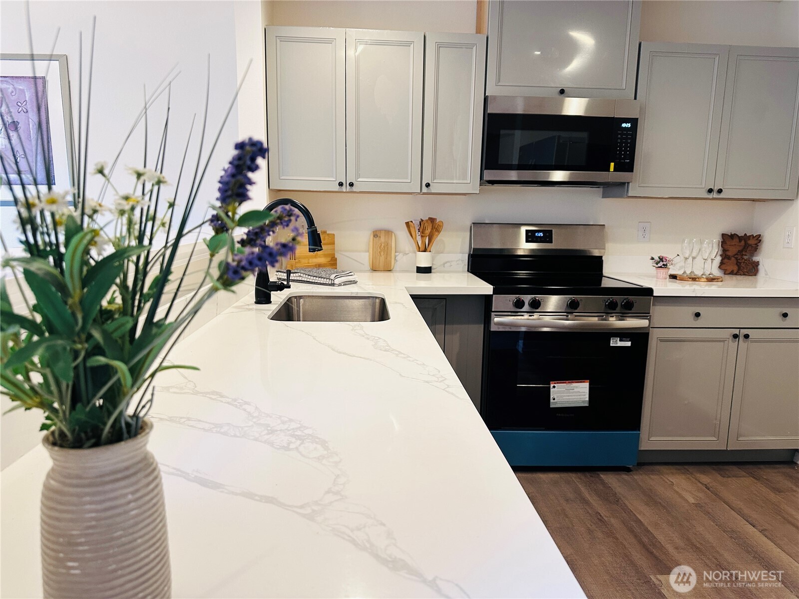 8828 238th Street Southwest, Unit D1 Edmonds, WA 98026 - Photo 8 of 40