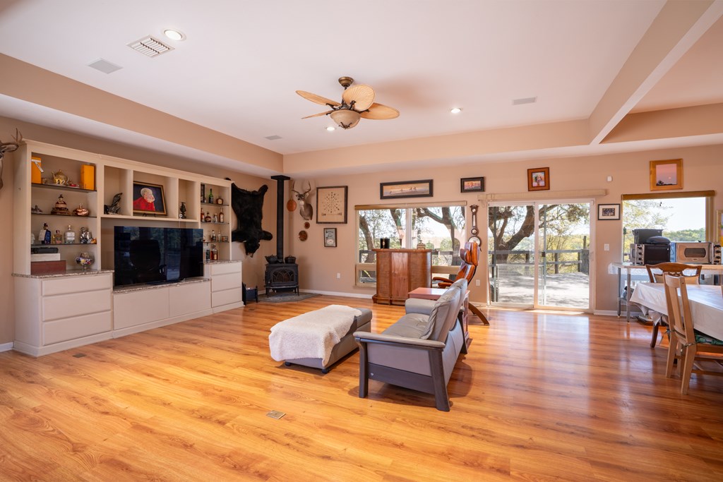 305 Teague Road Kerrville, TX 78028 - Photo 11 of 48