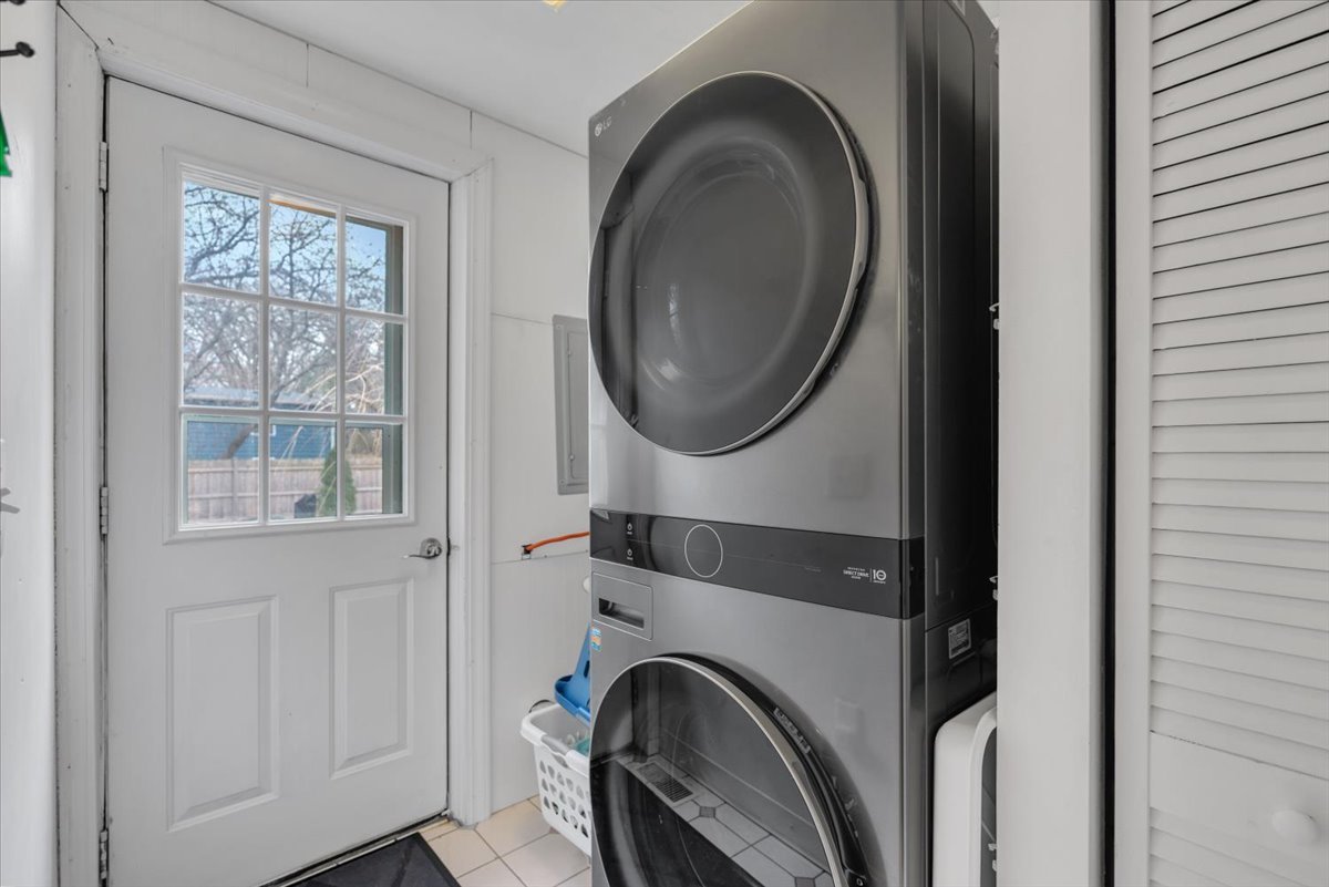 5220 Palm Street Barrington, IL 60010 - Photo 10 of 22 a close view of a utility room with dryer and washer