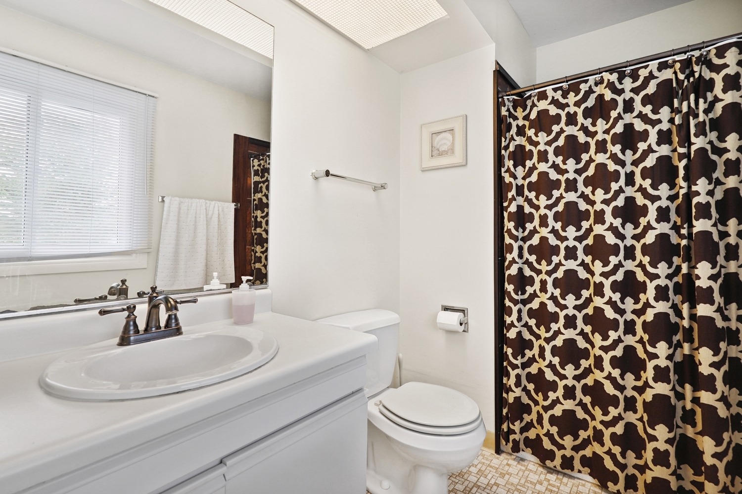 179 Roberts Road Bolingbrook, IL 60440 - Photo 11 of 20 a bathroom with a sink and a mirror