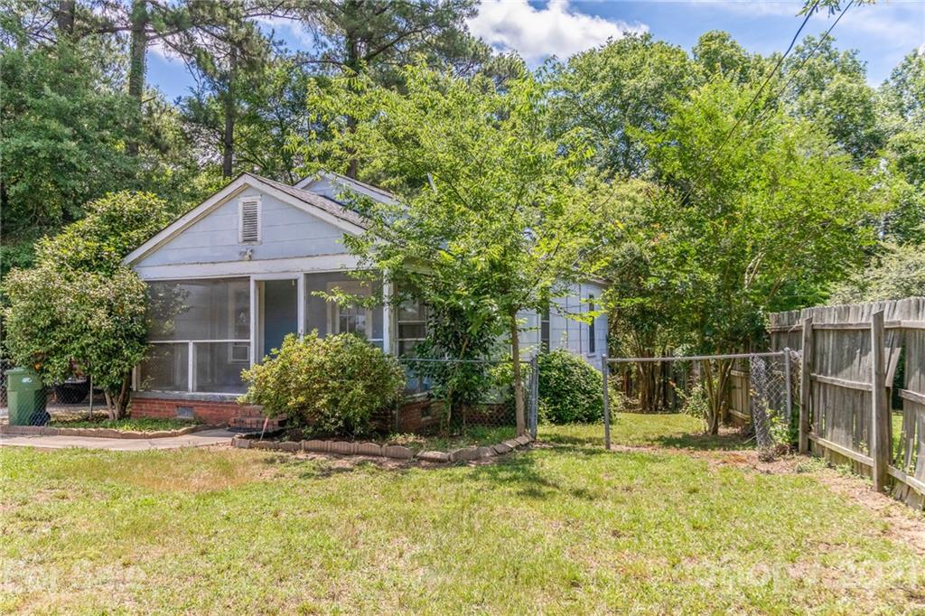 507 State Rd S-29-70 Lancaster, SC 29720 - Photo 19 of 27 a front view of house with small garden
