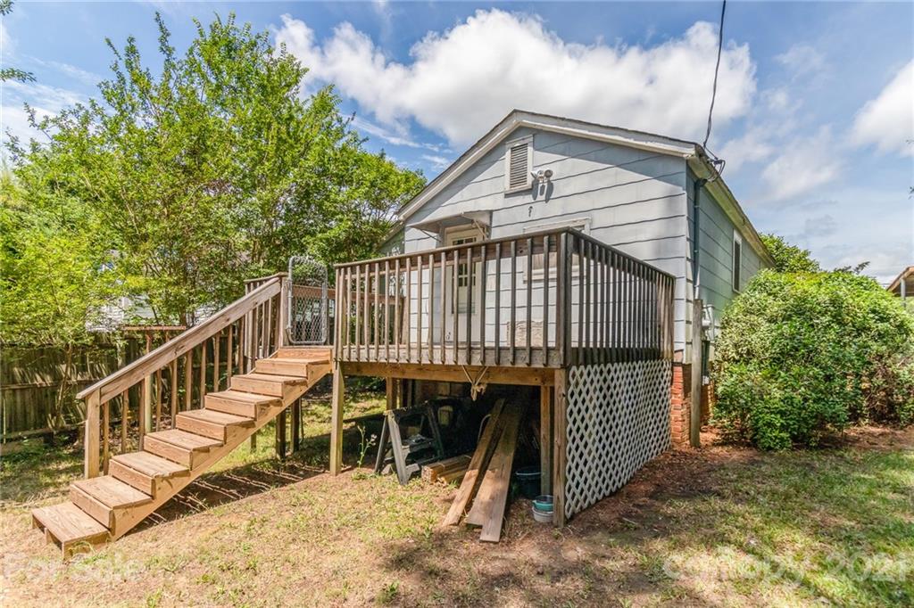 507 State Rd S-29-70 Lancaster, SC 29720 - Photo 25 of 27 a view of balcony with small garden and wooden fence