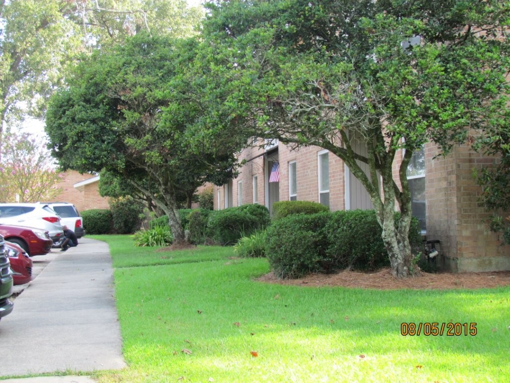 16161 Tiger Bend Road Baton Rouge, LA 70817 - Photo 4 of 17 a view of a house with backyard and garden