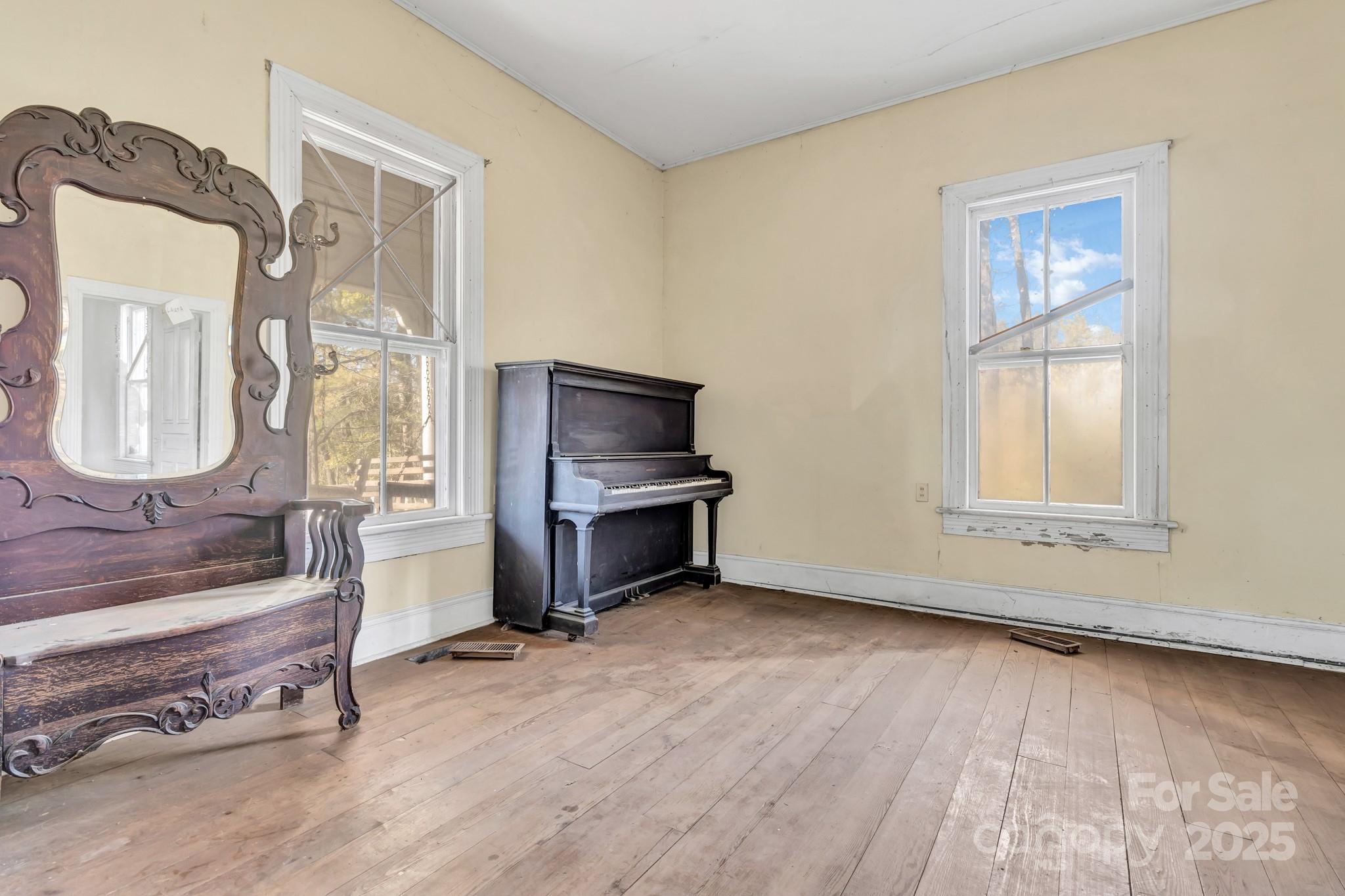 143 Sharon Road Fairview, NC 28730 - Photo 23 of 36 a living room with furniture and a window