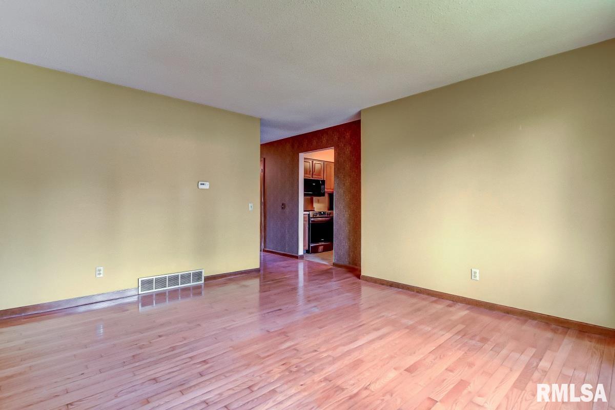 61 Amherst Drive Springfield, IL 62702 - Photo 2 of 26