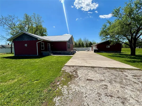$195,000 | 310 East Texas Avenue, Sandoval, IL 62882